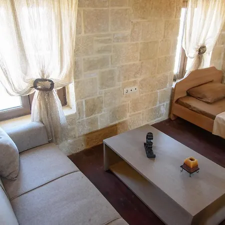 Traditional Stonehouse Vicky *