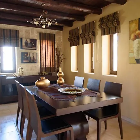 Traditional Stonehouse Vicky