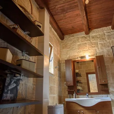 Traditional Stonehouse Vicky