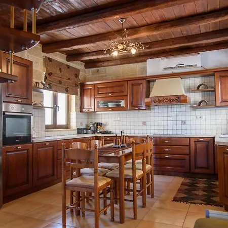 Traditional Stonehouse Vicky Villa *