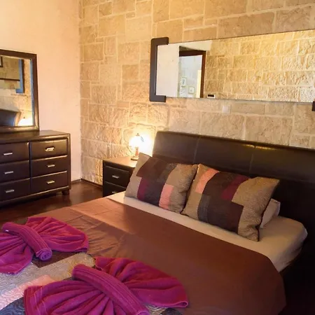 Villa Traditional Stonehouse Vicky *