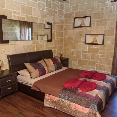 Villa Traditional Stonehouse Vicky